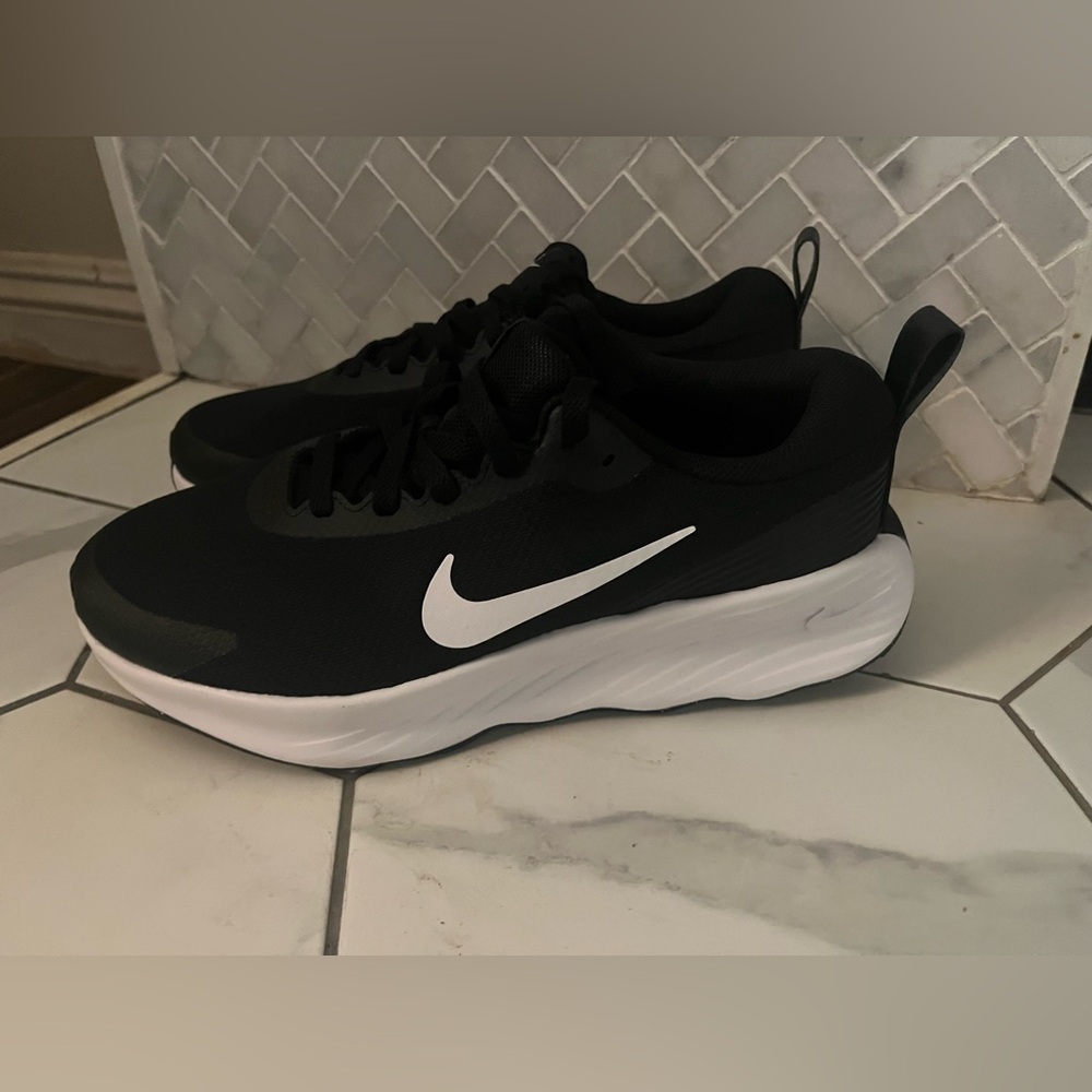 Nike Promina -Womens-extra wide. Dual-Tone Black and White Running Shoes - Picture 2 of 7